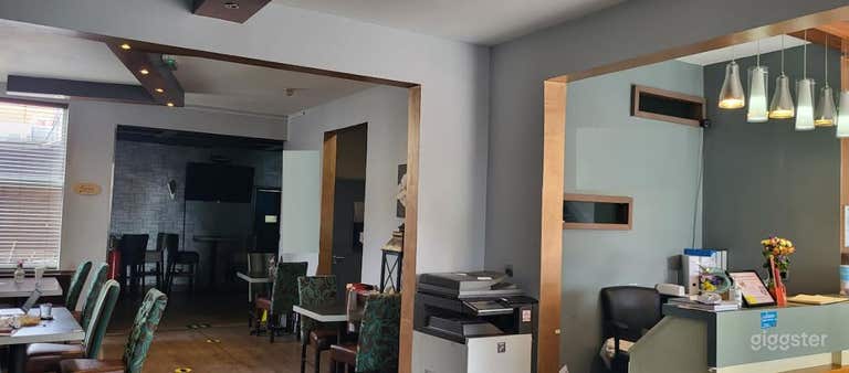  Bar interior y salón deportivo con mesa de billar 