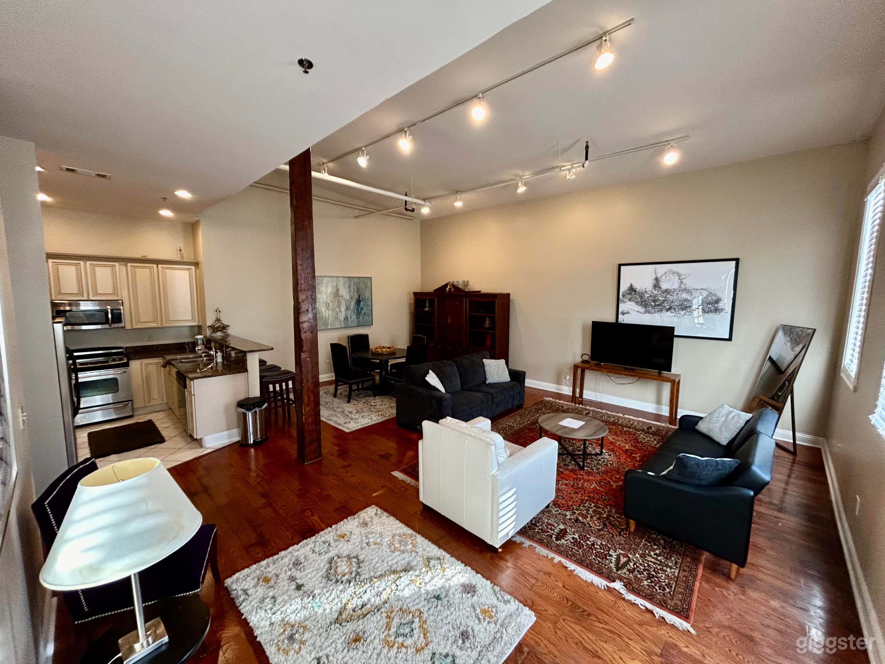 Hit the City -Unit H Photo 2