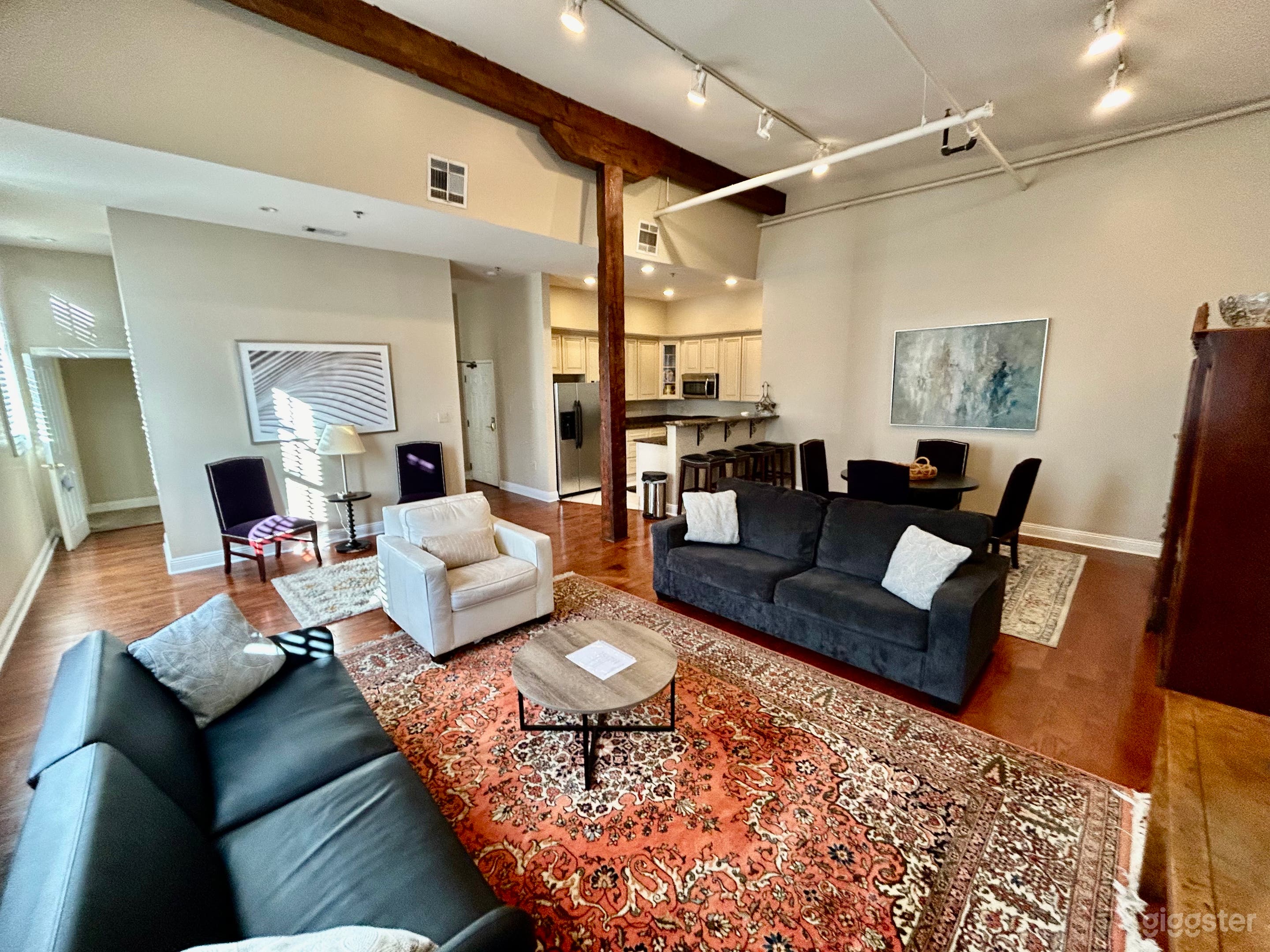 Hit the City -Unit H Photo 1