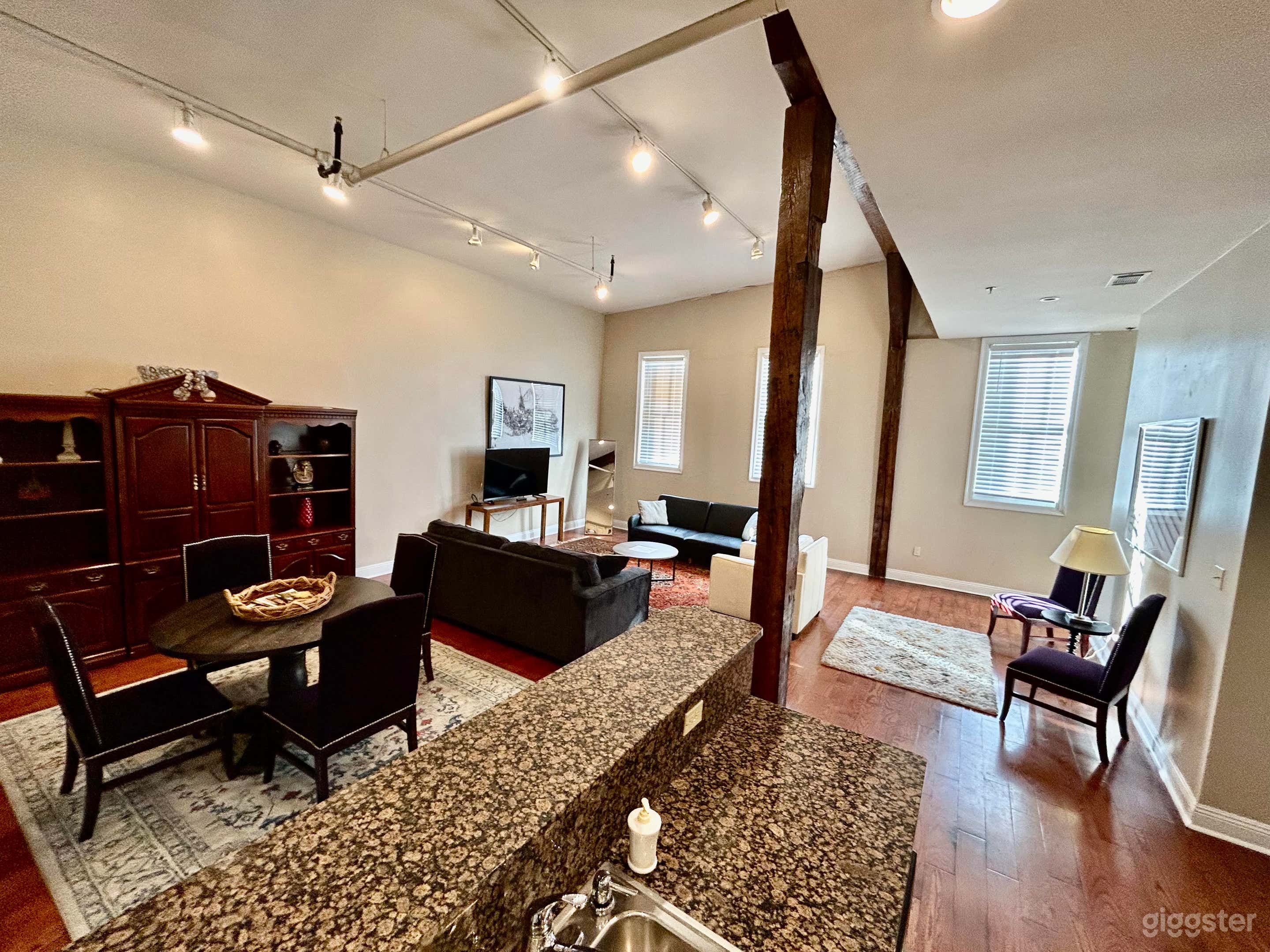 Hit the City -Unit H Photo 3