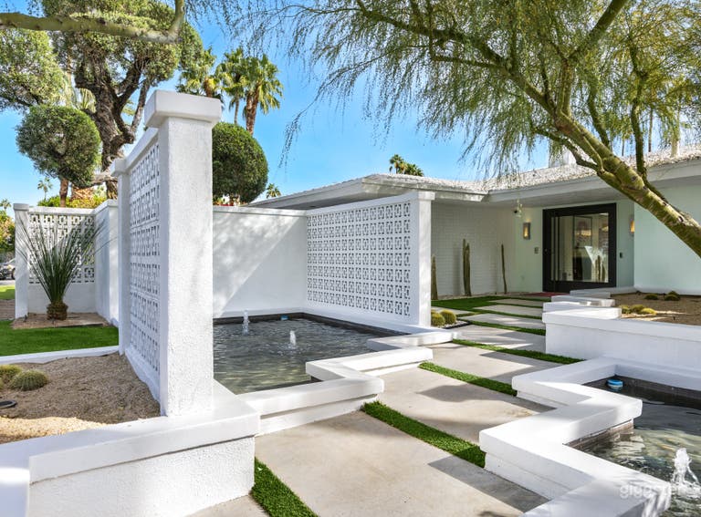  Candy colored 🍭oasis 🌴in the Palm Springs desert🌵 