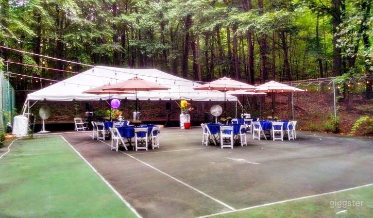 Court de tennis isolé dans l'étreinte de la nature 