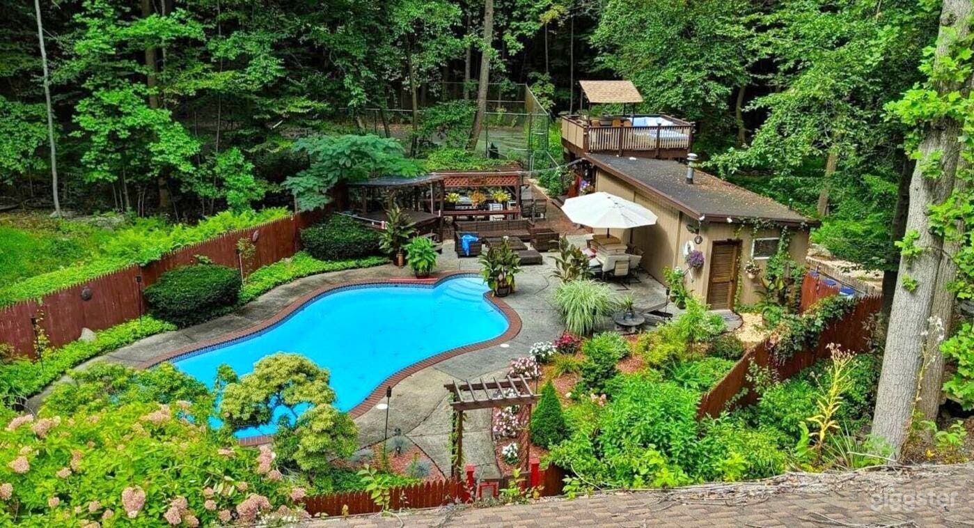 Secluded Tennis Court in Nature's Embrace Photo 4