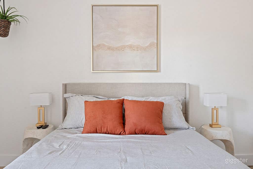 Bright Film‑Ready Home with Pool and Spa in Richardson Photo 4