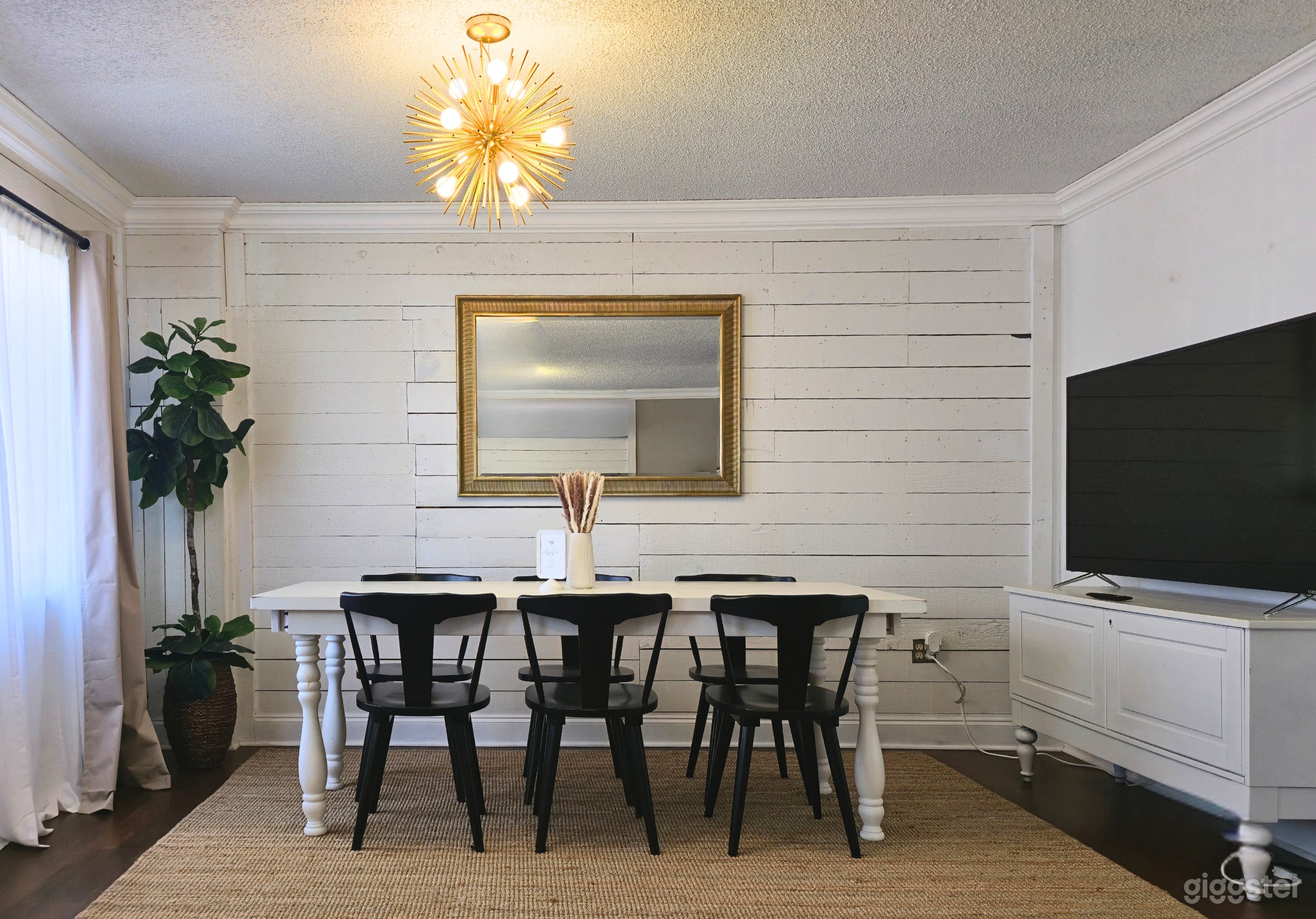 Affordable Natural Light Studio in Downtown Carrollton Photo 4