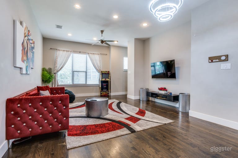  Skyline view of Downtown Dallas 3 story home! 