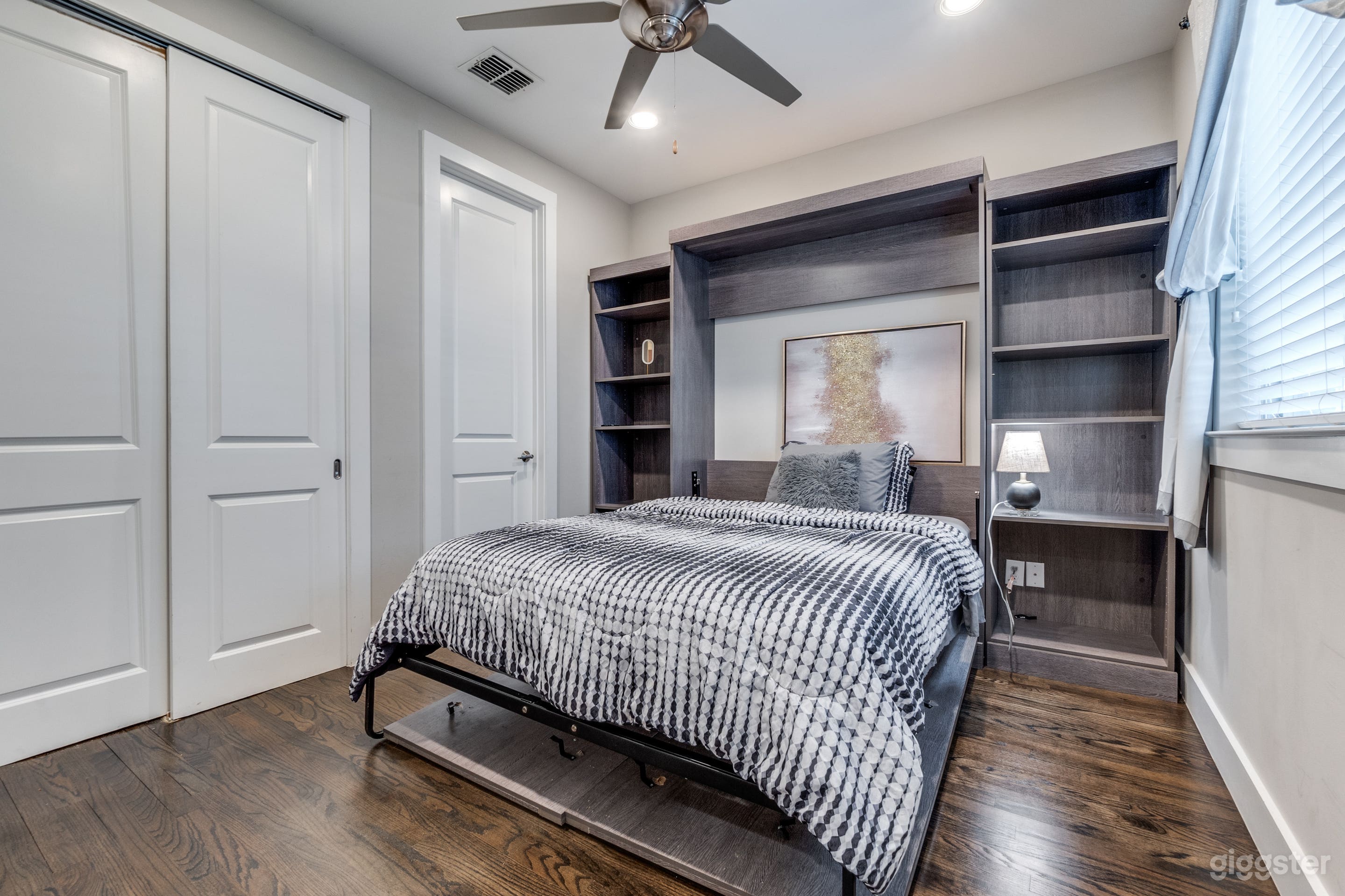 Skyline view of Downtown Dallas 3 story home! Photo 3