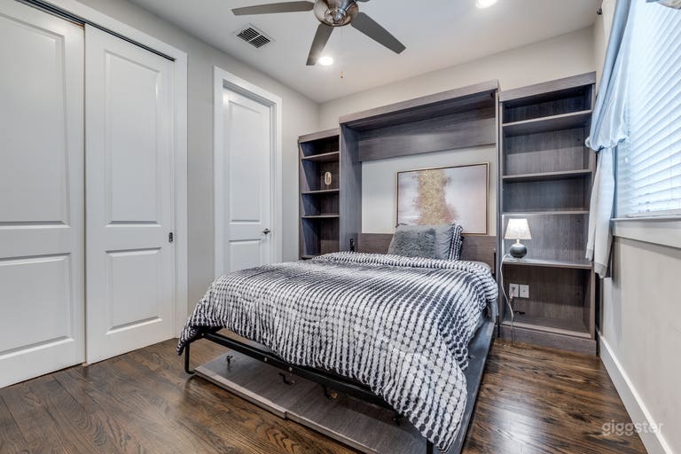  Skyline view of Downtown Dallas 3 story home! 