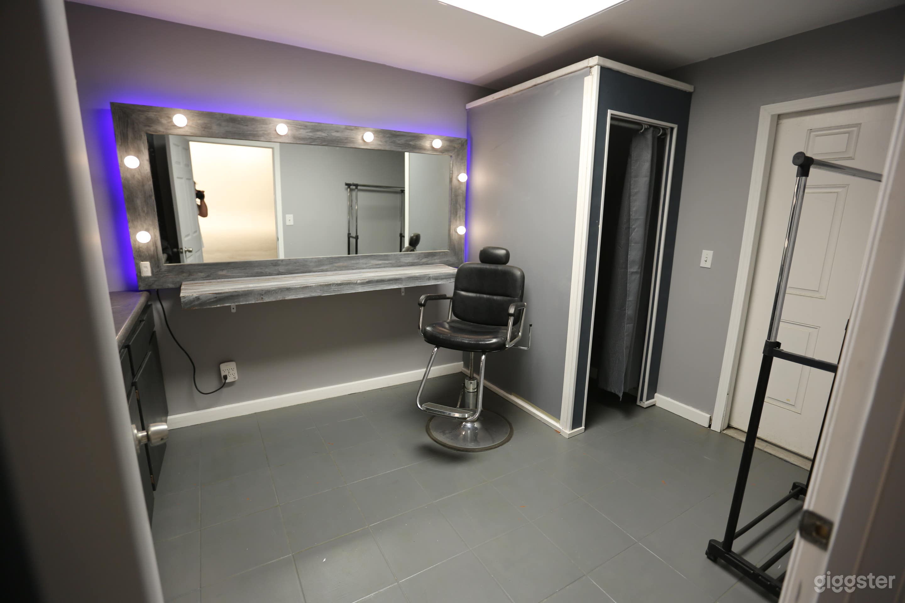 Beautiful Two Wall Cyc Studio  Photo 2