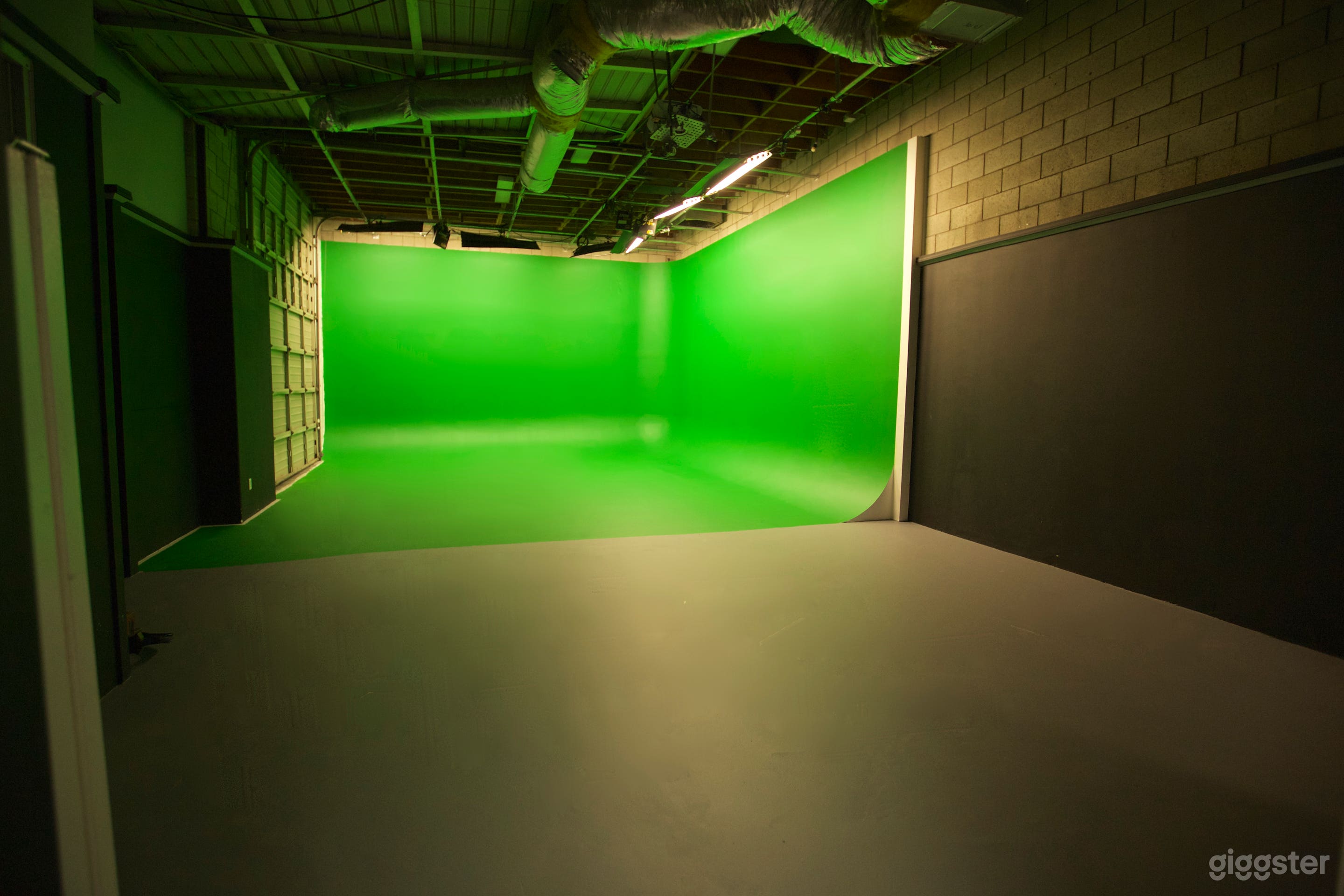 Beautiful Two Wall Cyc Studio  Photo 4