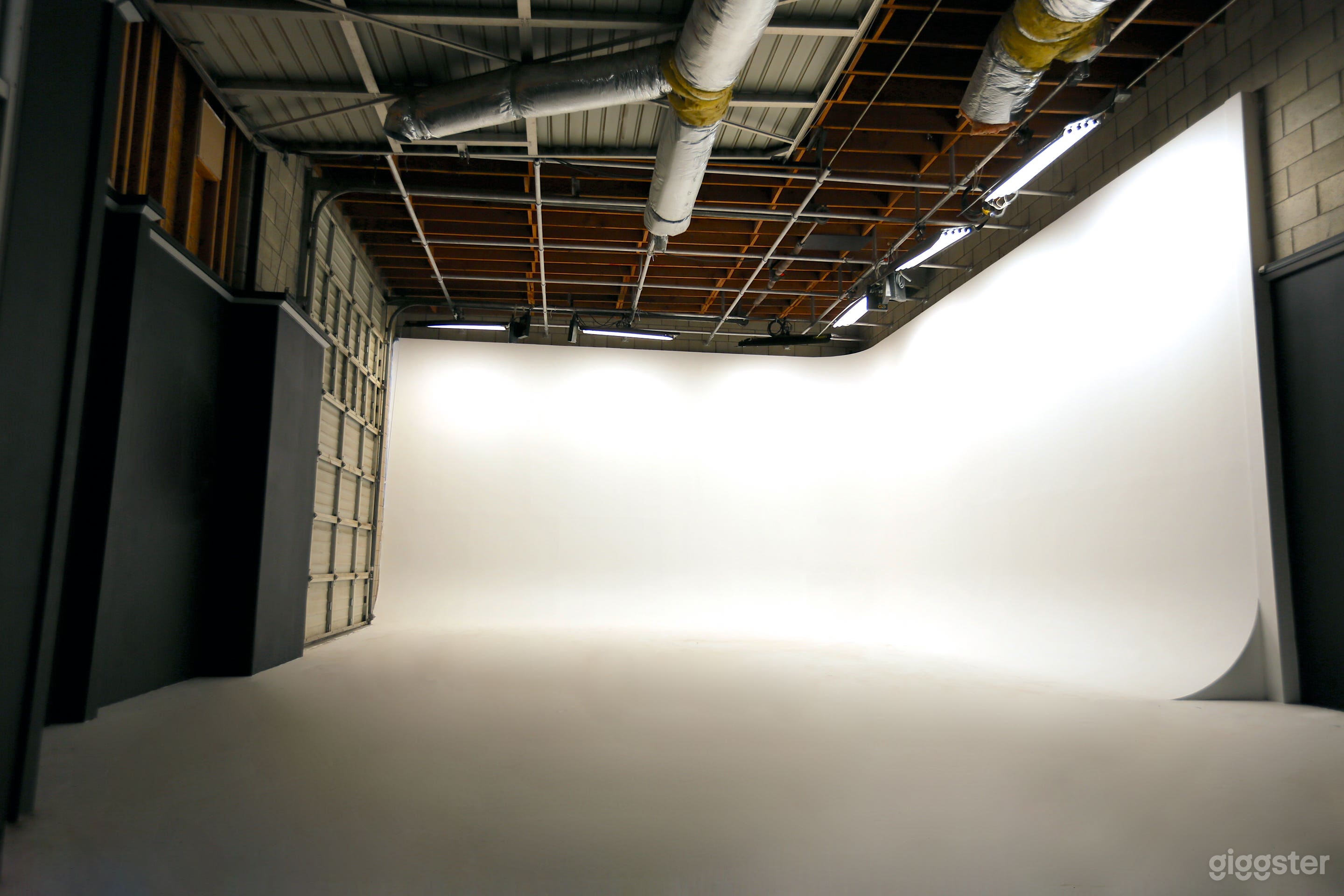 Beautiful Two Wall Cyc Studio  Photo 1