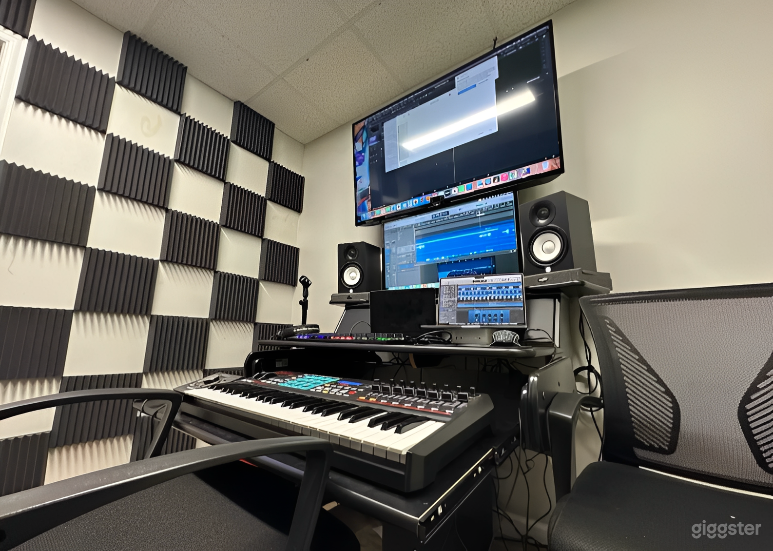Professional Recording Studio with Soundproofing & Equipment Photo 4