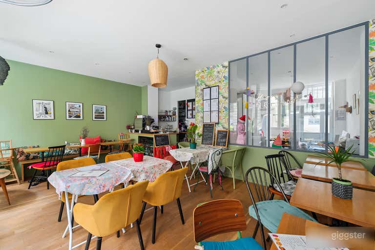  Café lumineux et coloré au charme artistique 