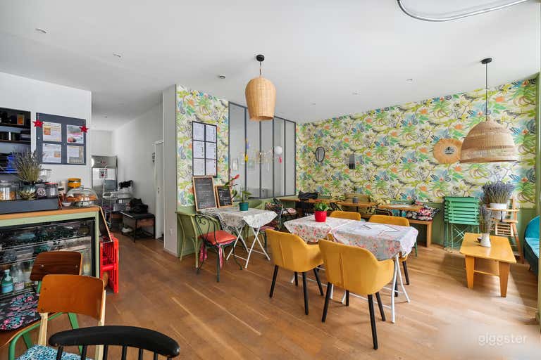  Café lumineux et coloré au charme artistique 