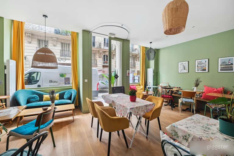  Café lumineux et coloré au charme artistique 