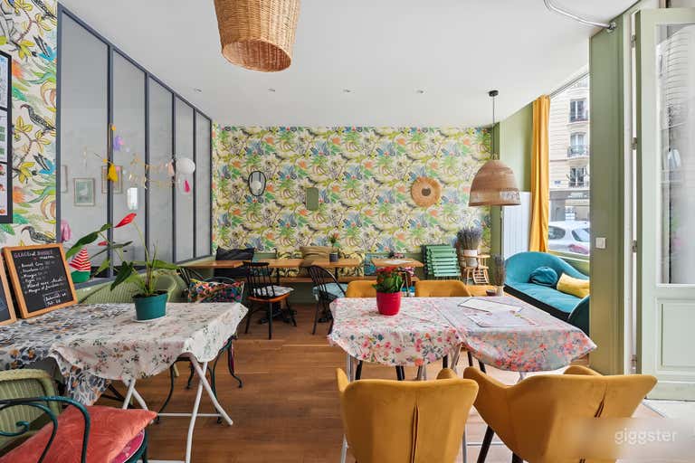  Café lumineux et coloré au charme artistique 