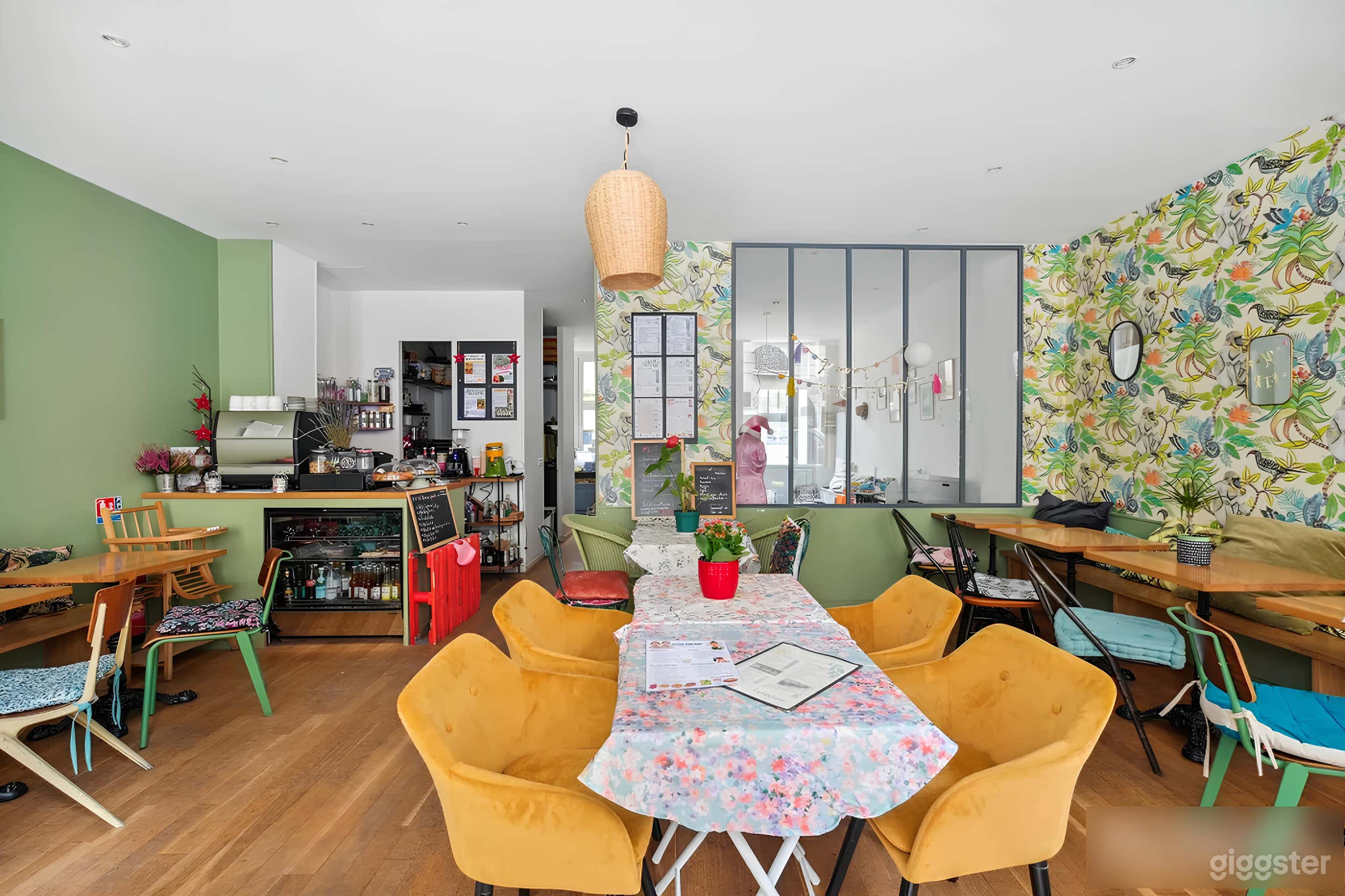 Café lumineux et coloré au charme artistique Photo 1