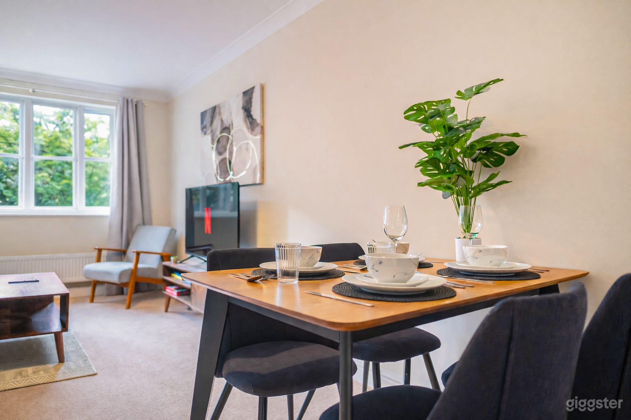 Sunlit 2BR Brixton | Free Private Parking Photo 2