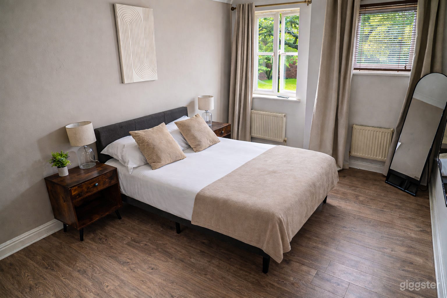 Sunlit 2BR Brixton | Free Private Parking Photo 4