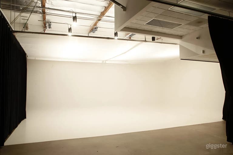  Full Photo Studio Buyout w/ CYC Wall, Backdrops & Lighting 