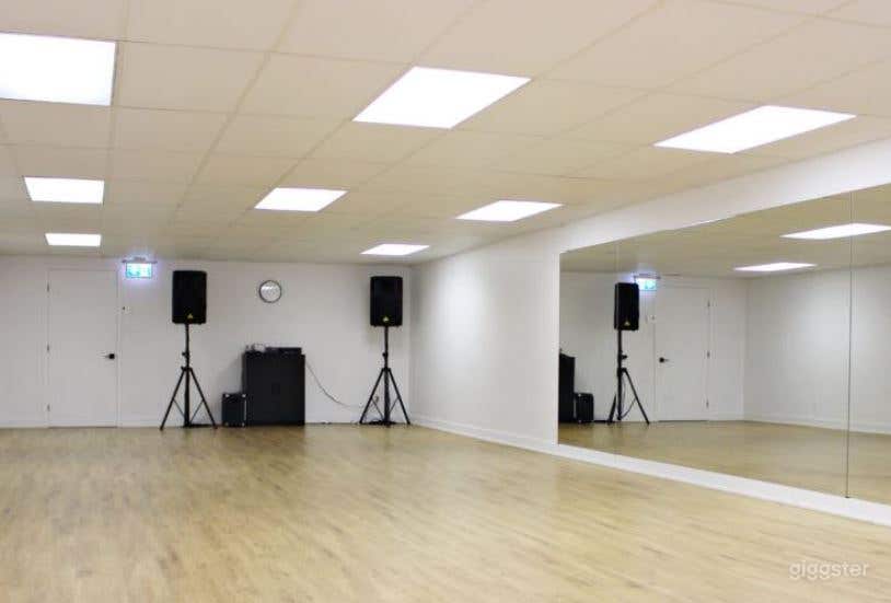 Chic Downstairs Dance Studio 2  Photo 3