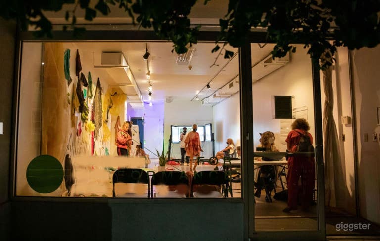  Unique "white box" performance / gallery space 