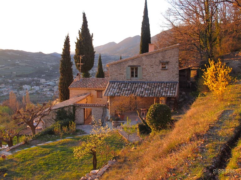  Charming 17th-Century Provençal Mas with Panoramic Views 