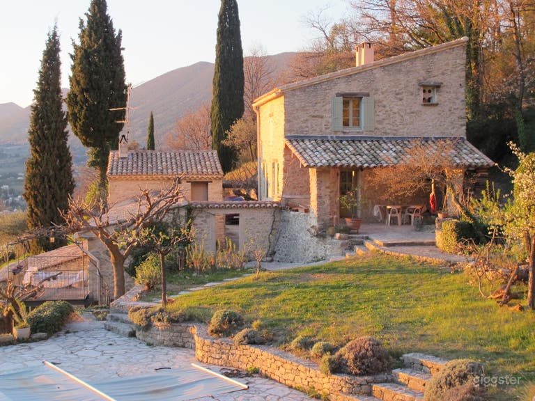  Charming 17th-Century Provençal Mas with Panoramic Views 
