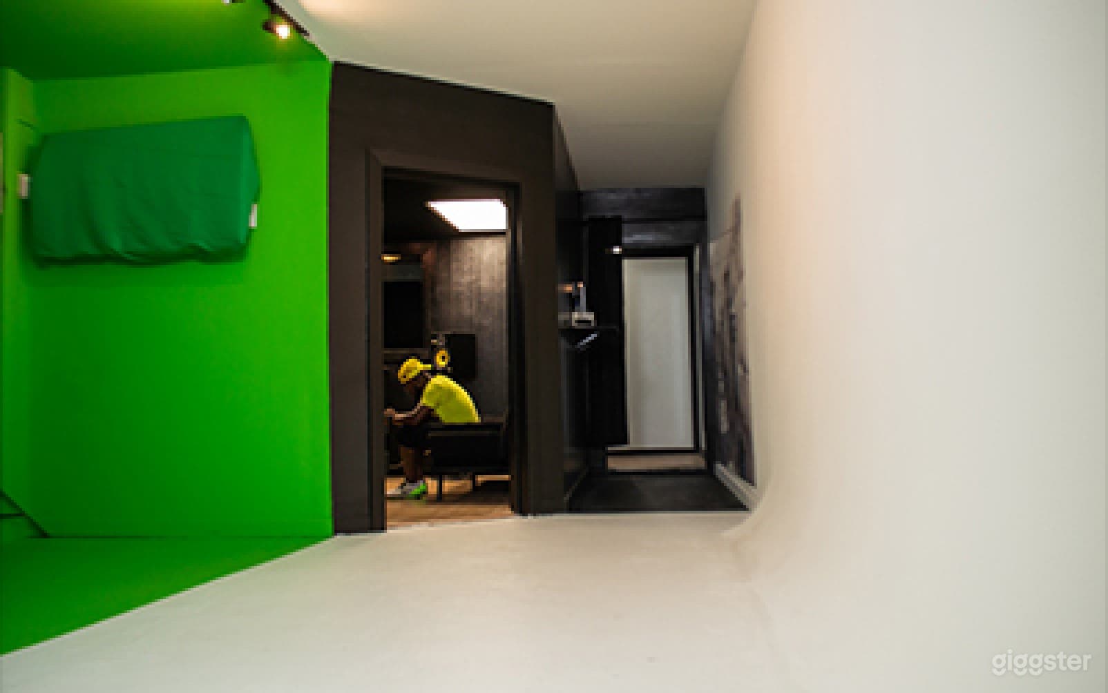 Well Equipped Studio in College Park Photo 3