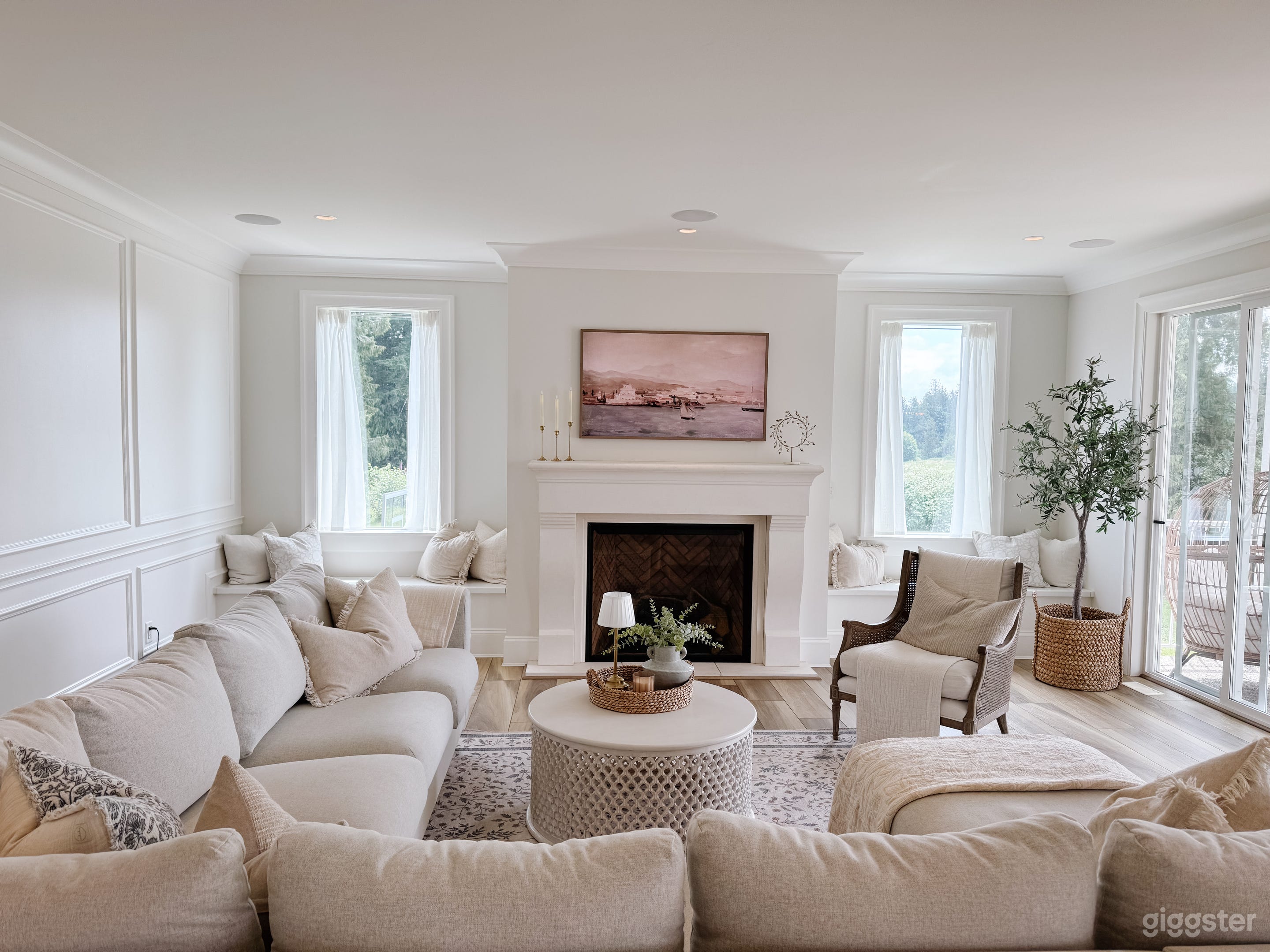 Hamptons Style Home on 5 Acres  Photo 4