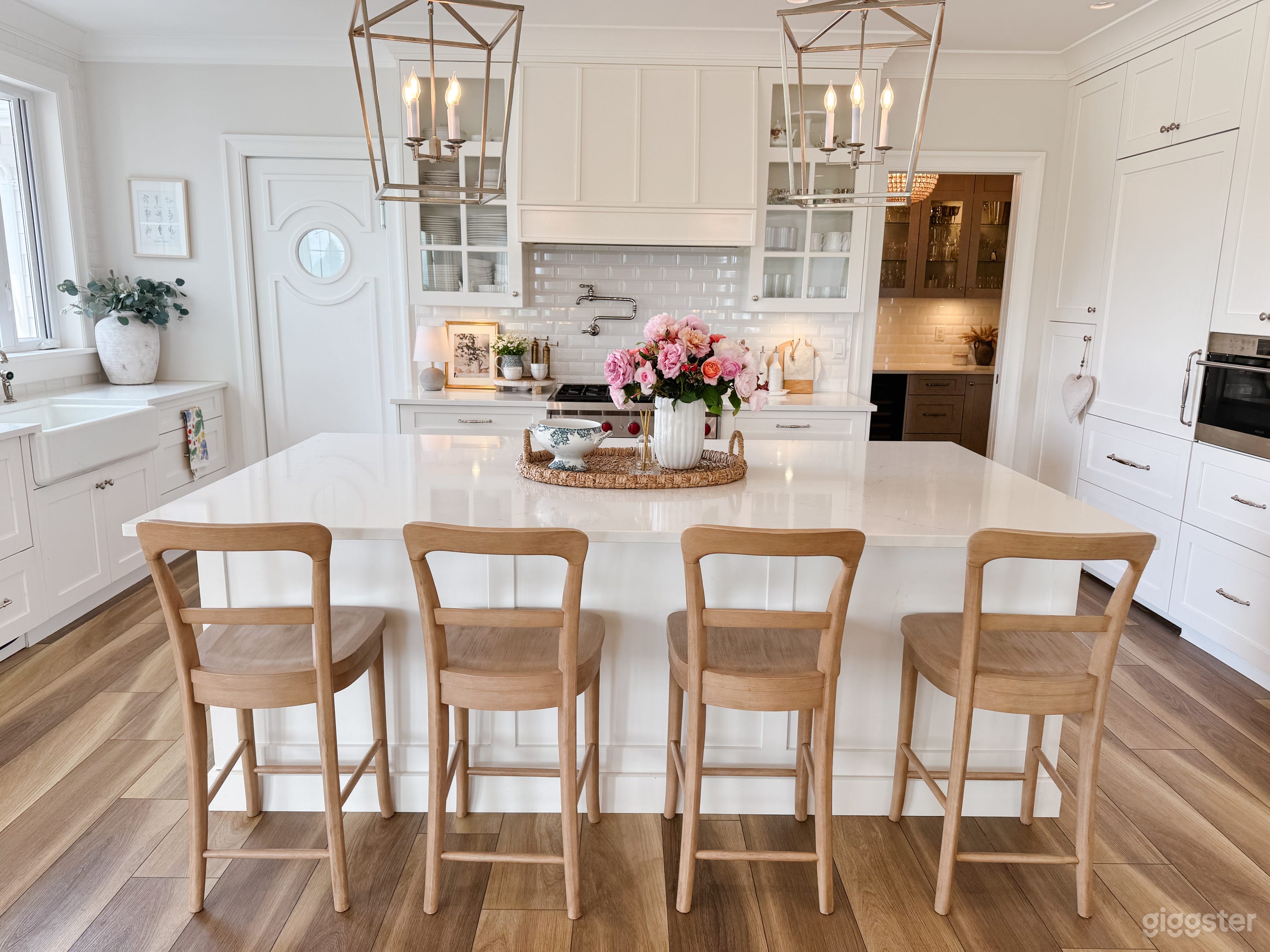 Hamptons Style Home on 5 Acres  Photo 3