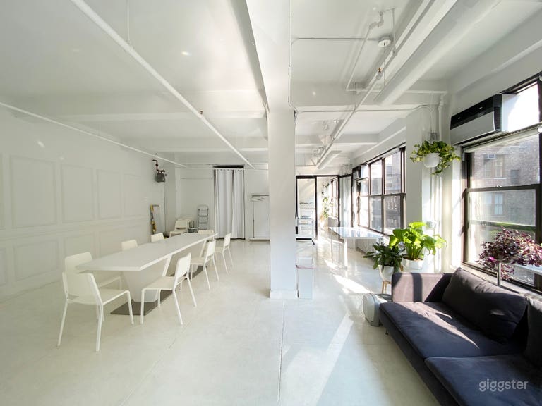  Main room (view from opposite side of entrance): French molding on left 