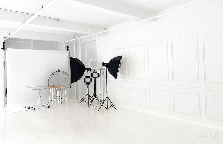  Main room French molding wall 