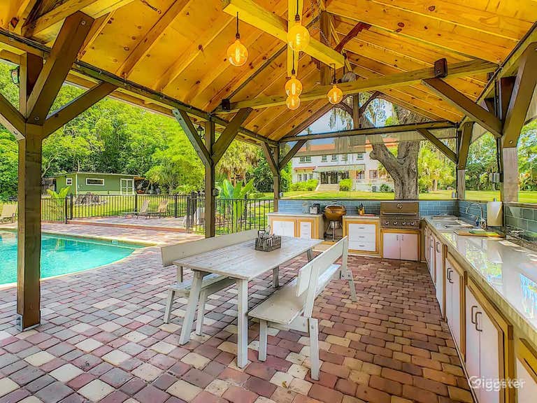  seating/outdoor kitchen 