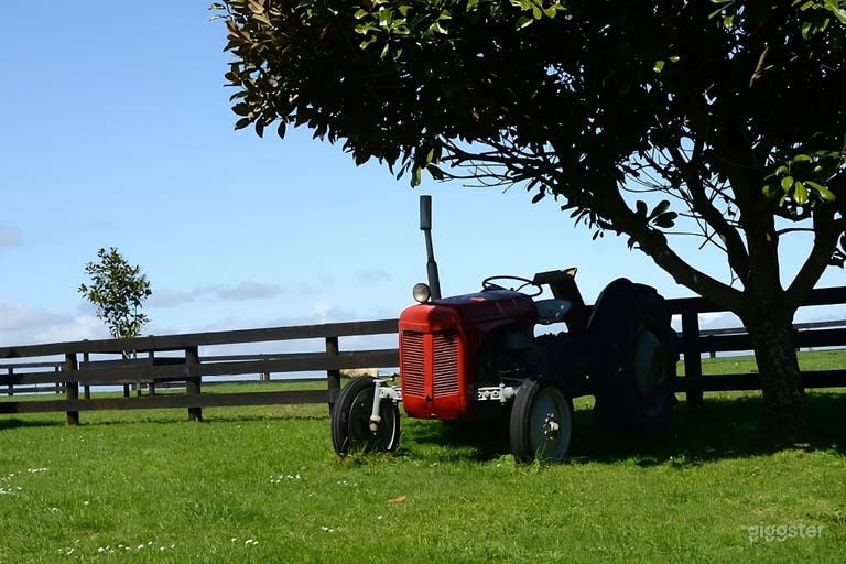  Hill Top Villa with rural and harbour views 