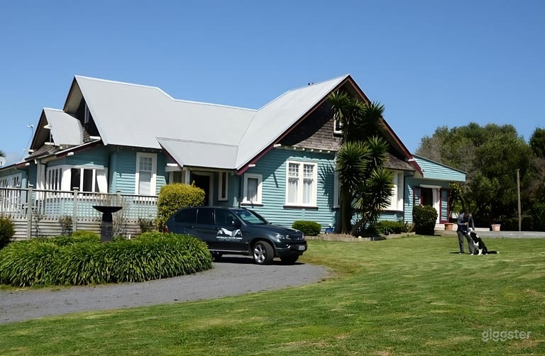  Hill Top Villa with rural and harbour views 