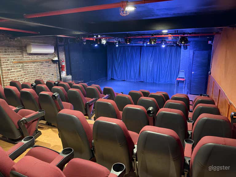  The Crown Theater | 56 asientos 