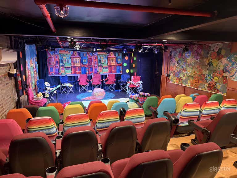  The Crown Theater | 56 asientos 