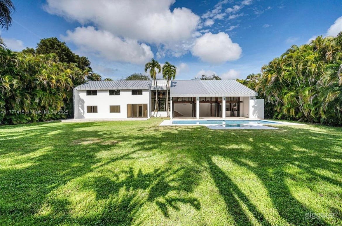 Breathtaking Bali Style Villa Photo 4