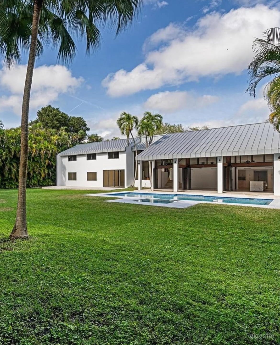 Breathtaking Bali Style Villa Photo 2