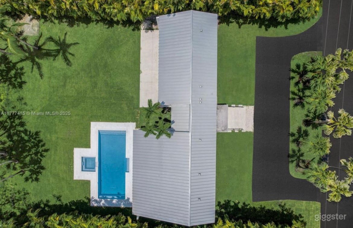 Breathtaking Bali Style Villa Photo 3