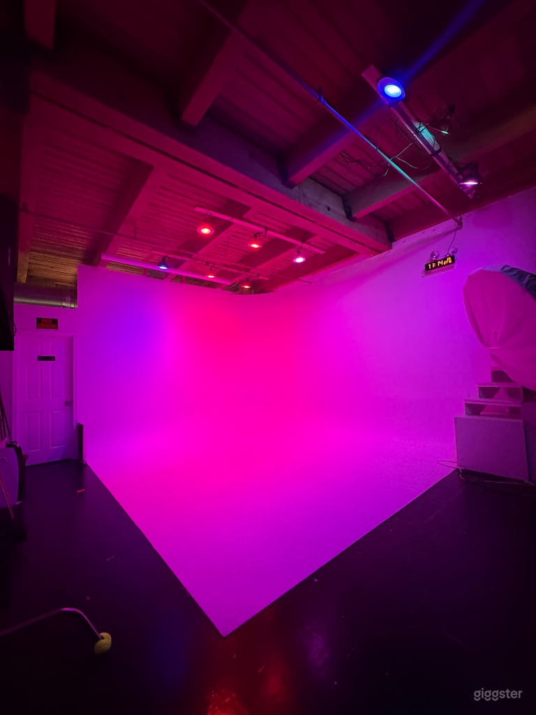  15ft Cyc Wand Studio mit RGB-Deckenbeleuchtung 