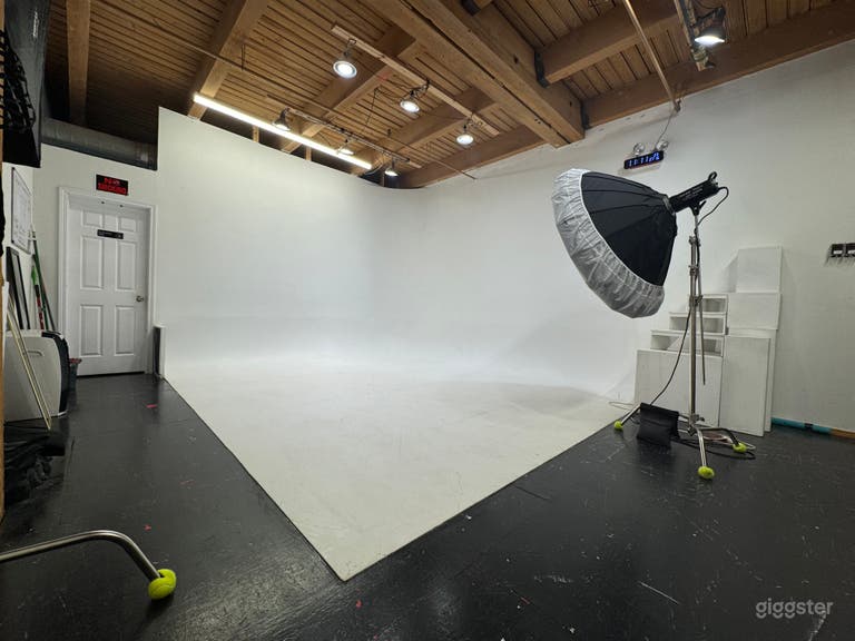  15ft Cyc Wand Studio mit RGB-Deckenbeleuchtung 