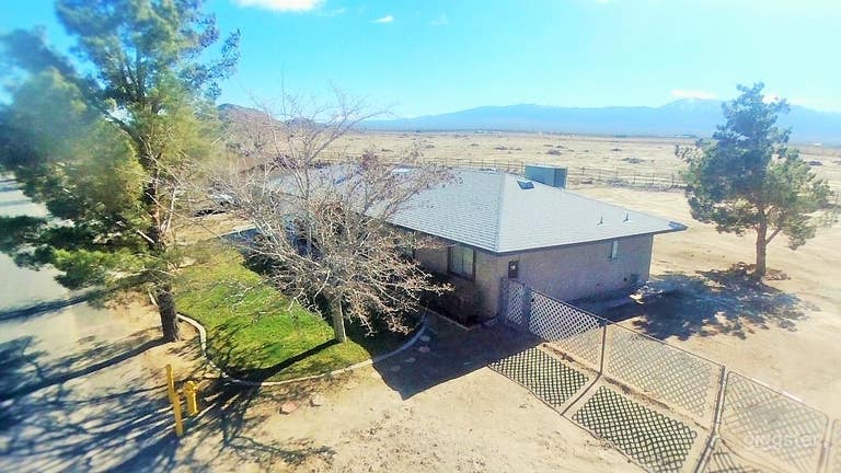 Front Side View Entrance to the back yard 