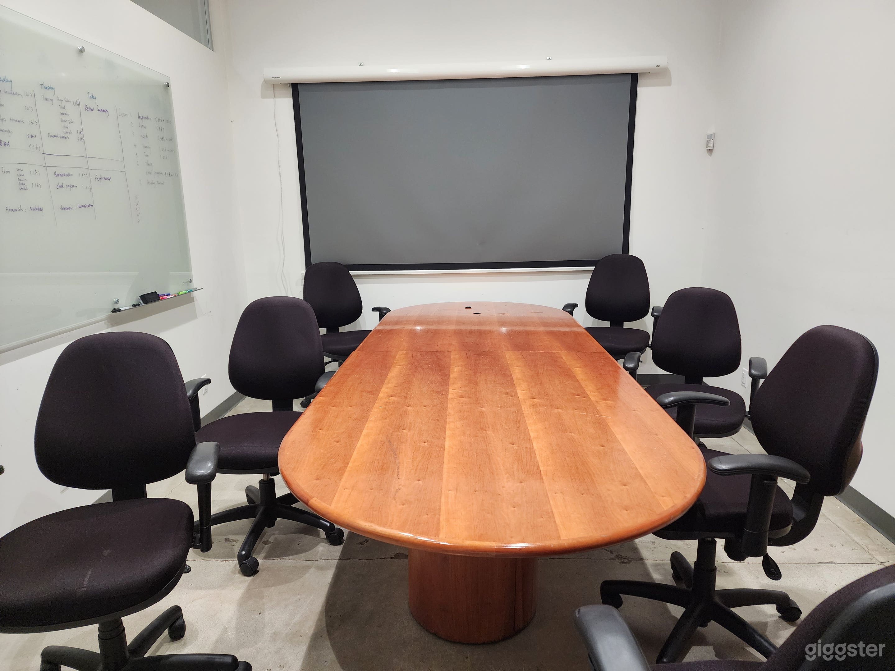 Conference room with lots of props Photo 3