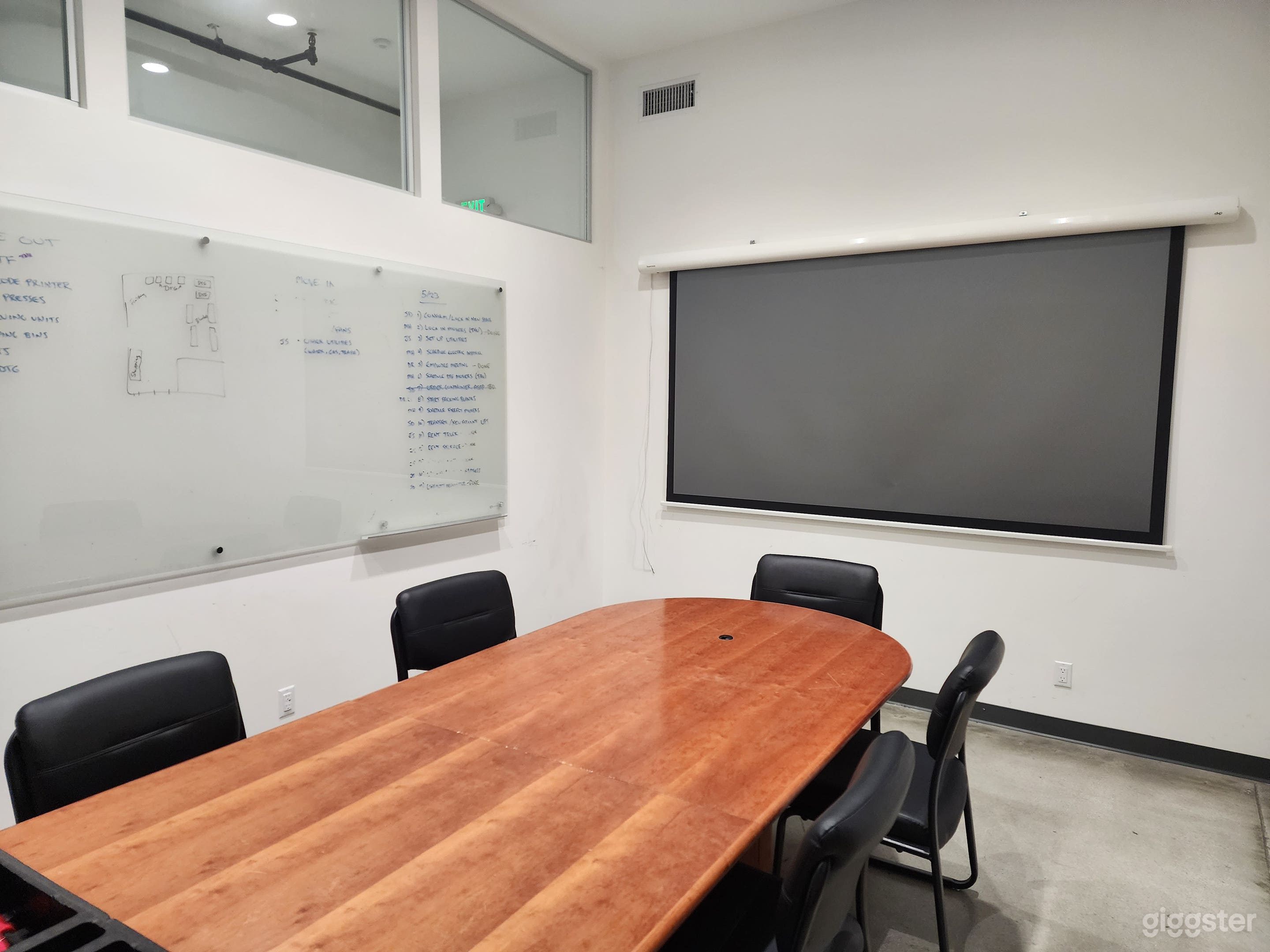 Conference room with lots of props Photo 2