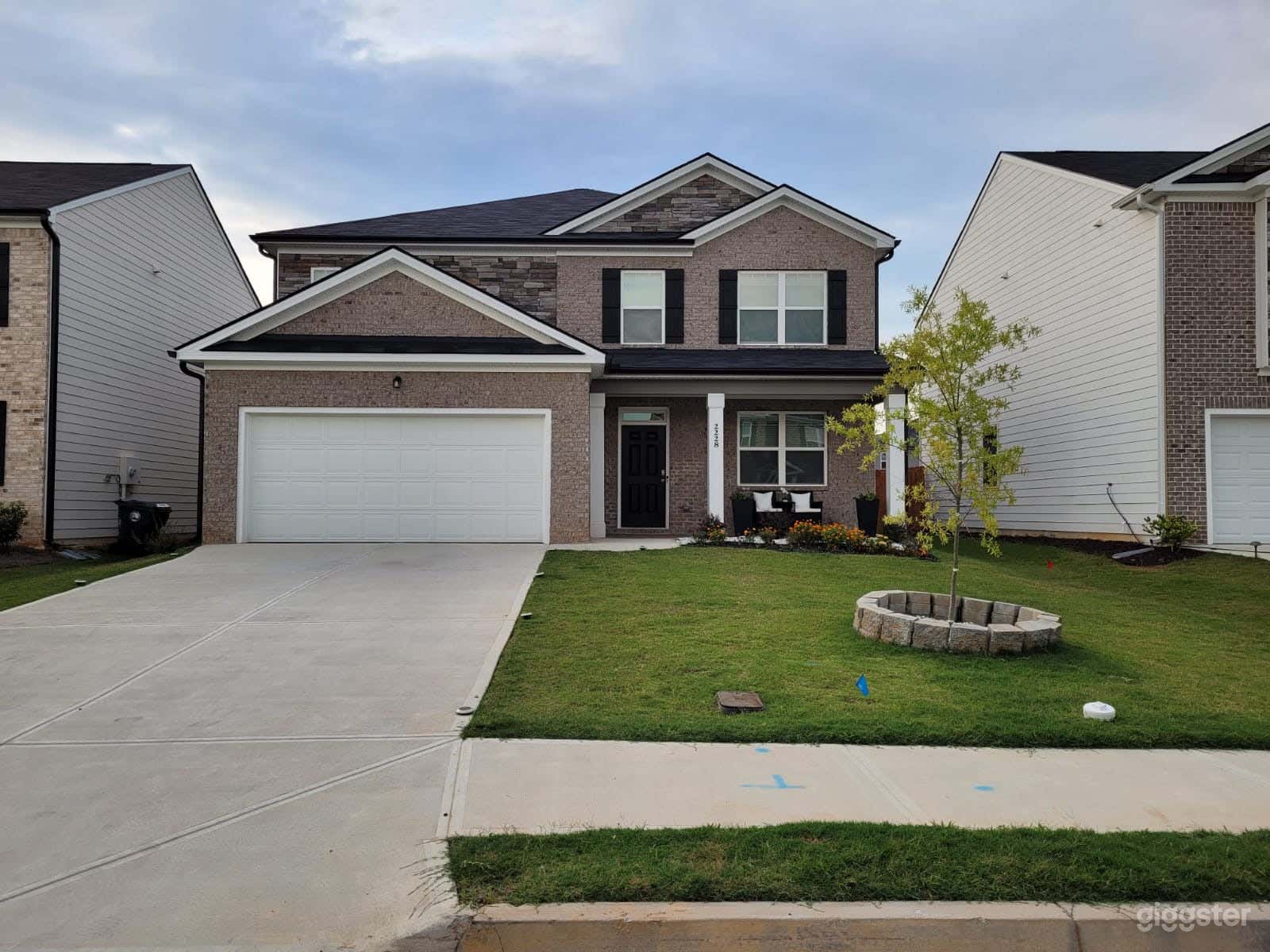 New home well furnished by Living Spaces Photo 2