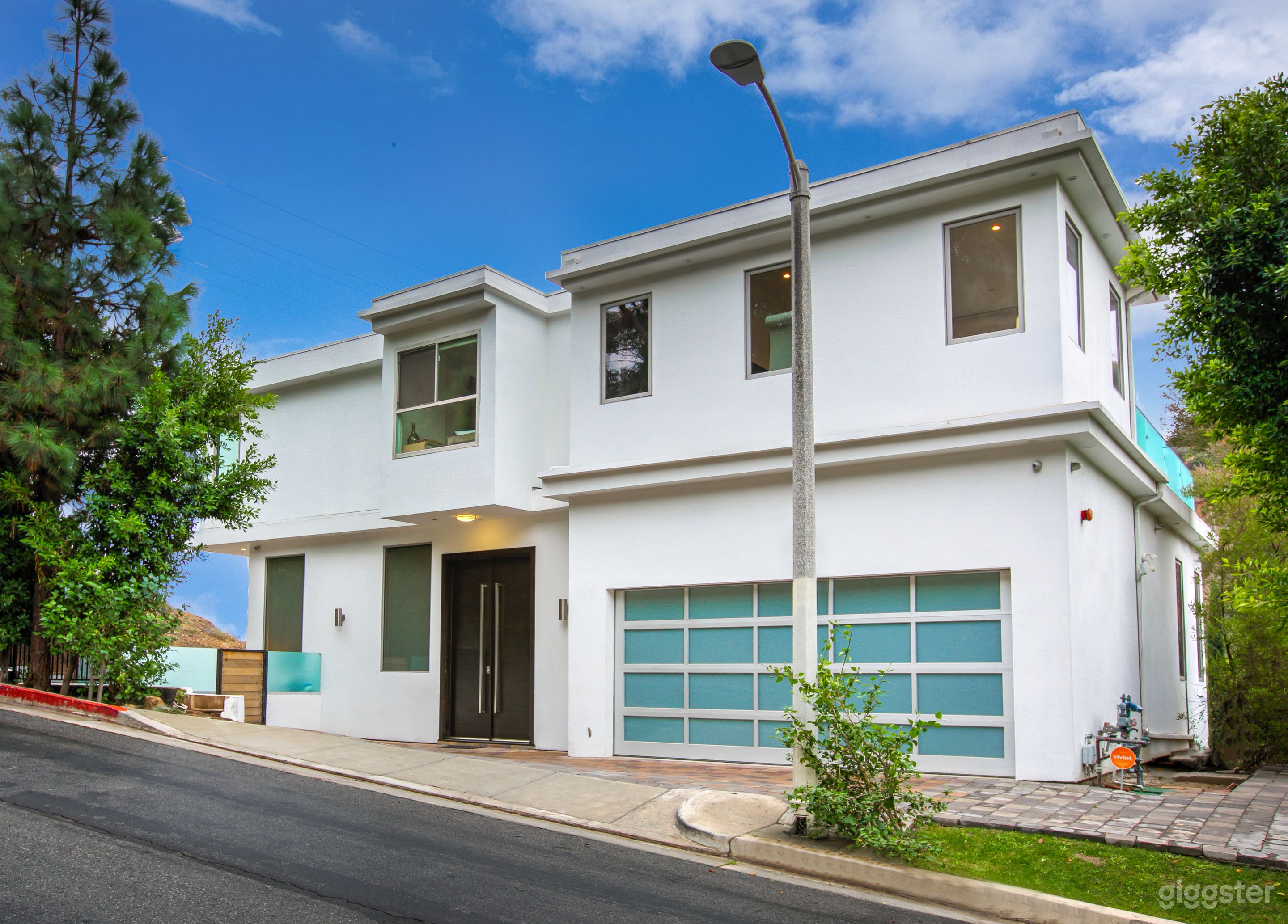 Bright Modern Home W Huge Balcony  Photo 2
