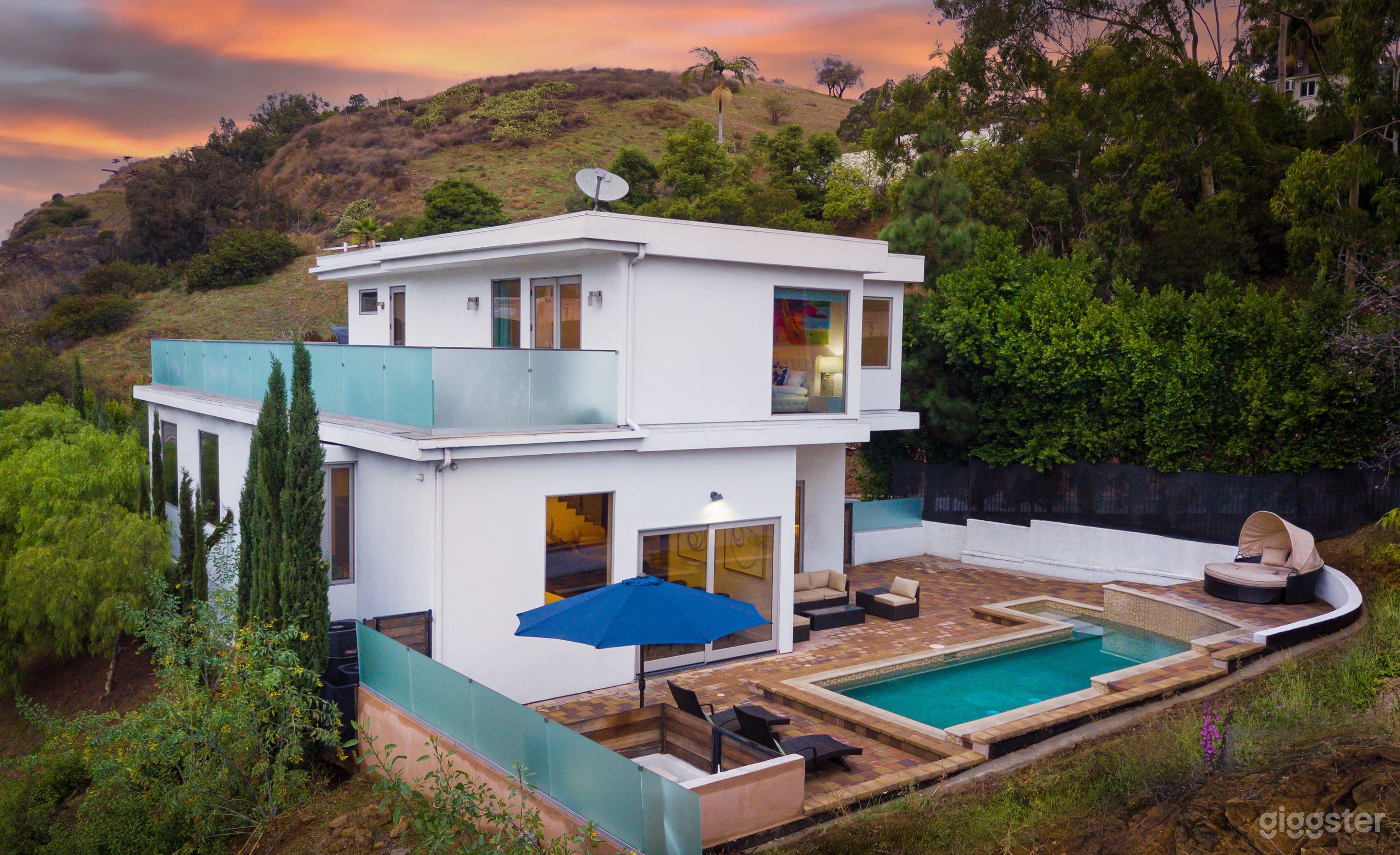 Bright Modern Home W Huge Balcony  Photo 1