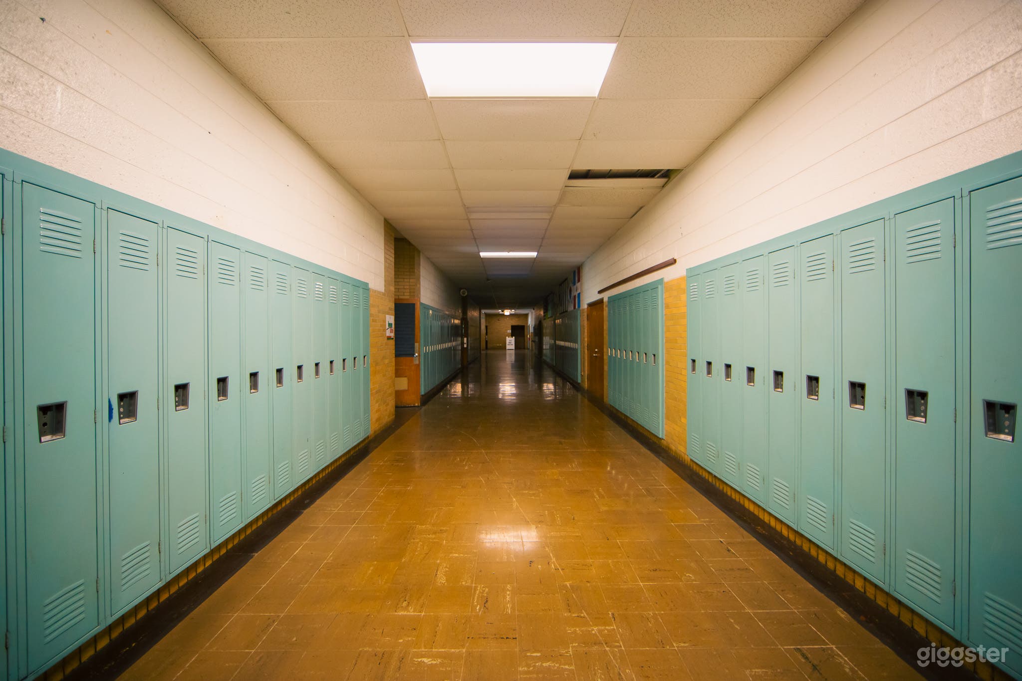 VINTAGE ABANDONED 90'S SCHOOL GYM/CLASSROOM/COURT Photo 4